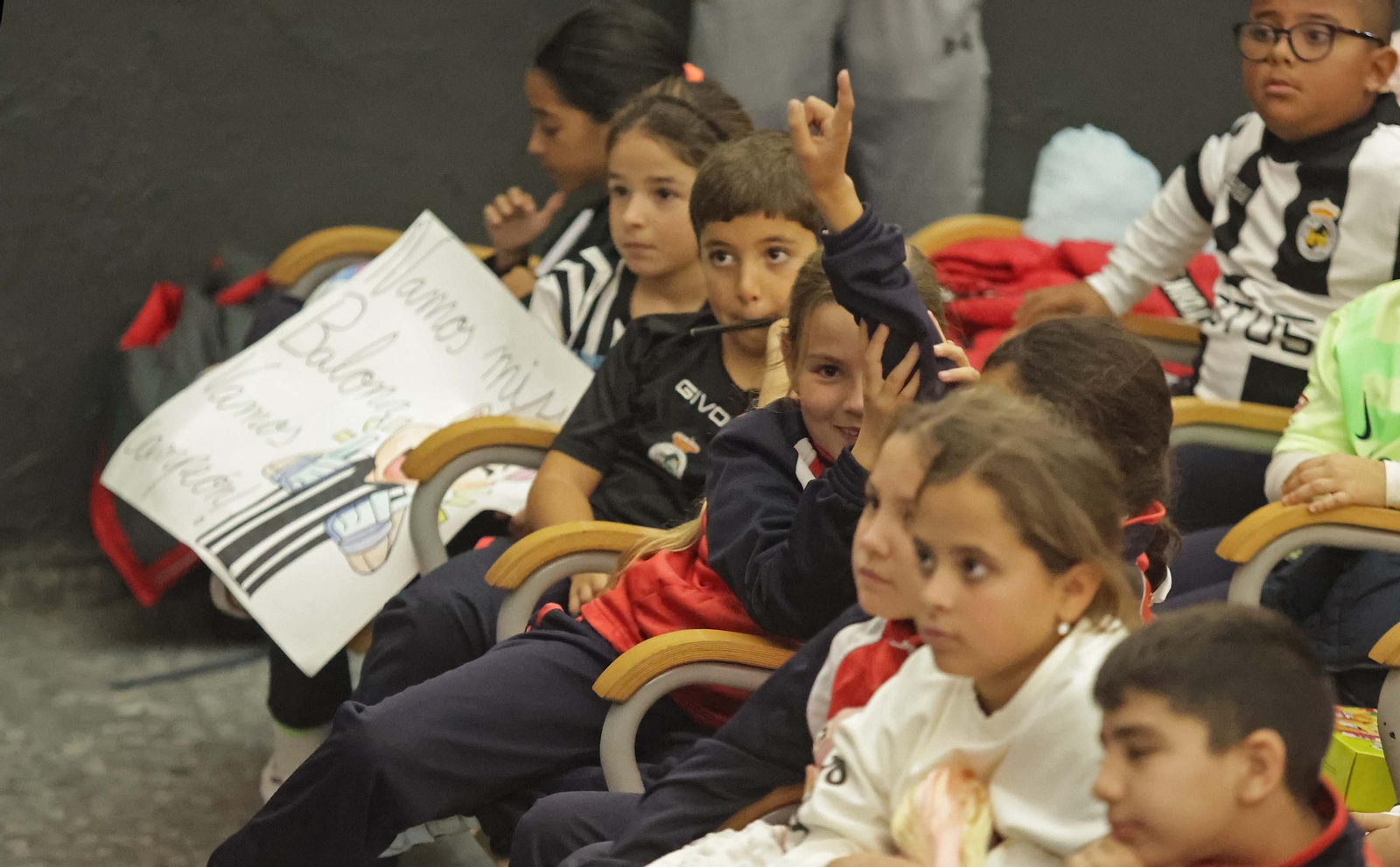 Las fotos de la visita de los jugadores de la Balona al colegio Salesianos de La Línea