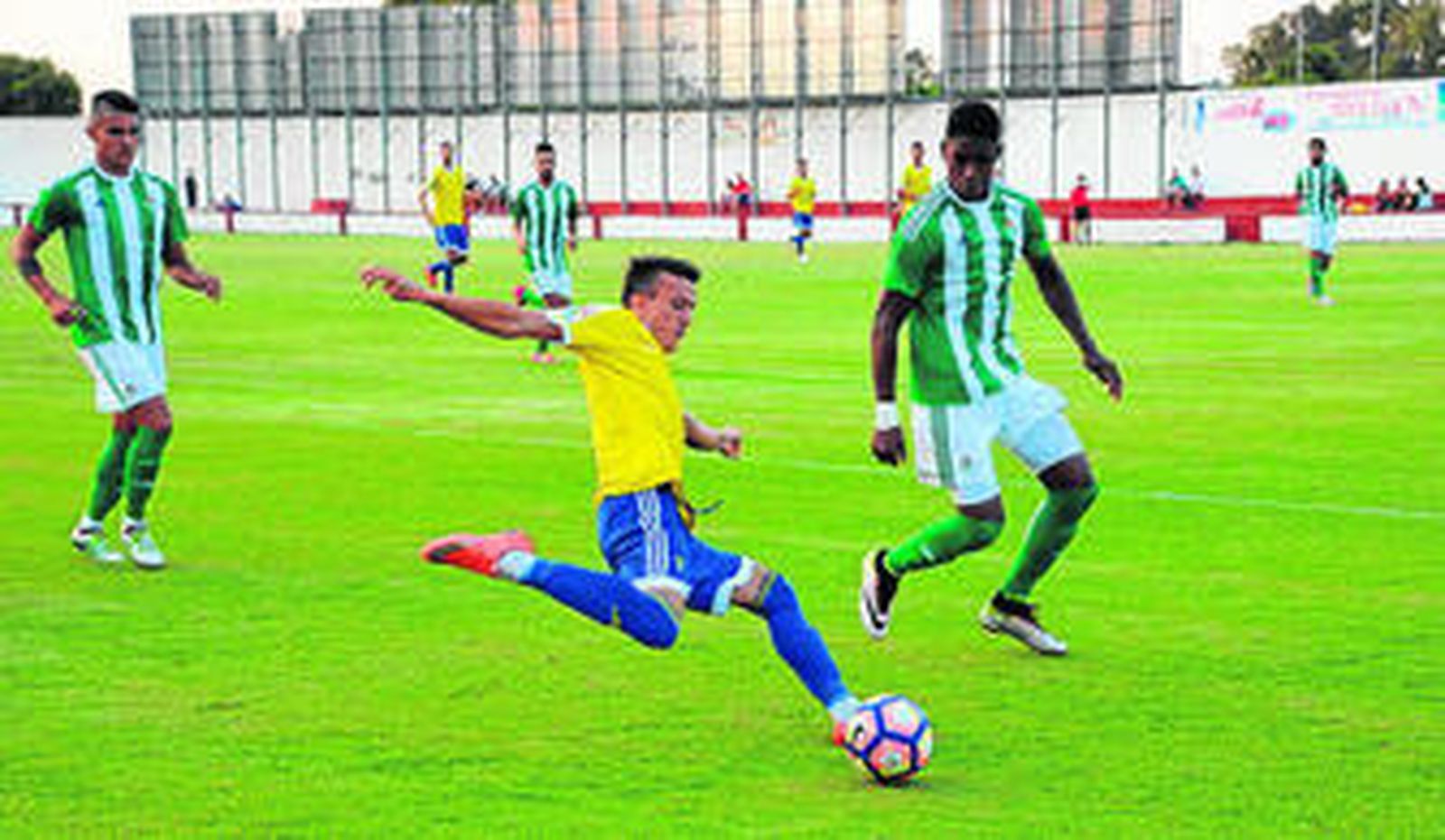 El extremo cadista Salvi adopta una posición extraña para centrar el balón al área en un ataque.