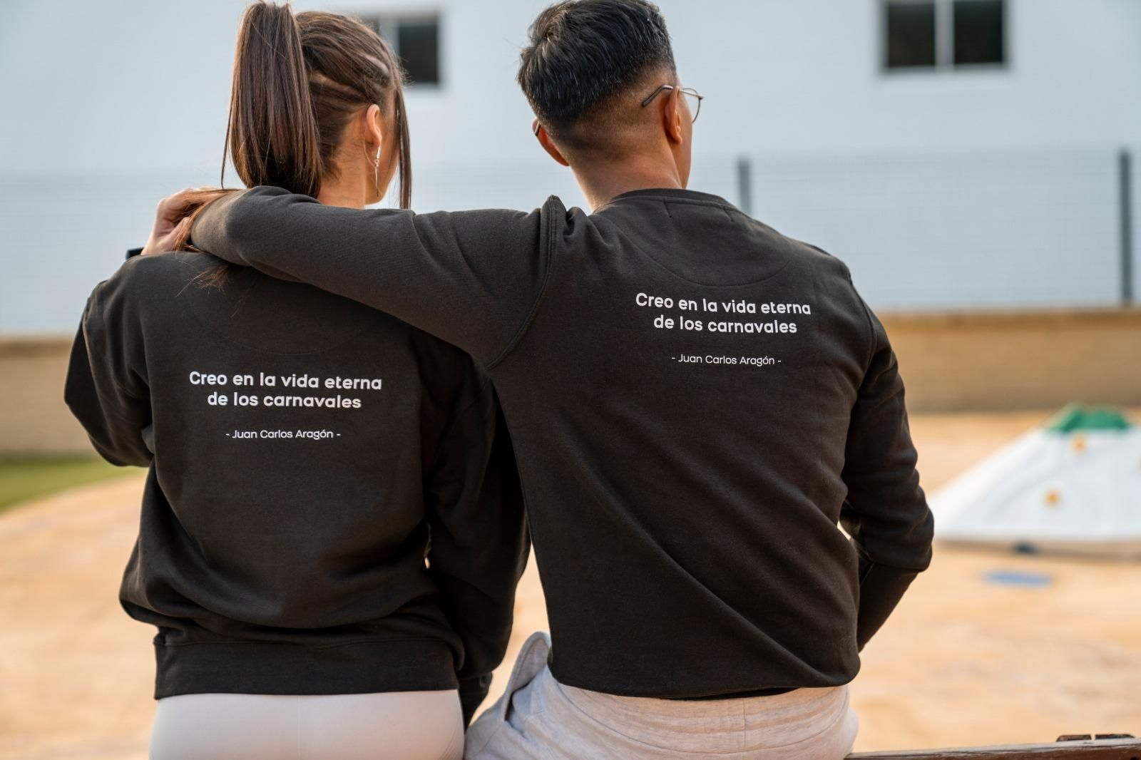 Sudaderas con una frase del Credo carnavalesco de 'Los peregrinos', de Juan Carlos Aragón.
