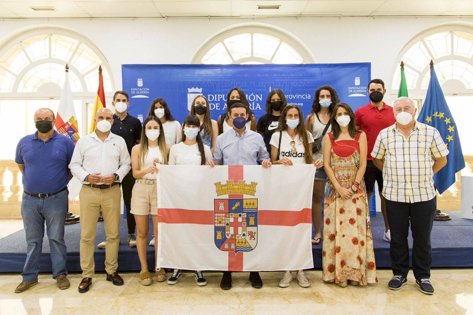 La Diputación les hizo entrega de la bandera de la provincia de Almería.
