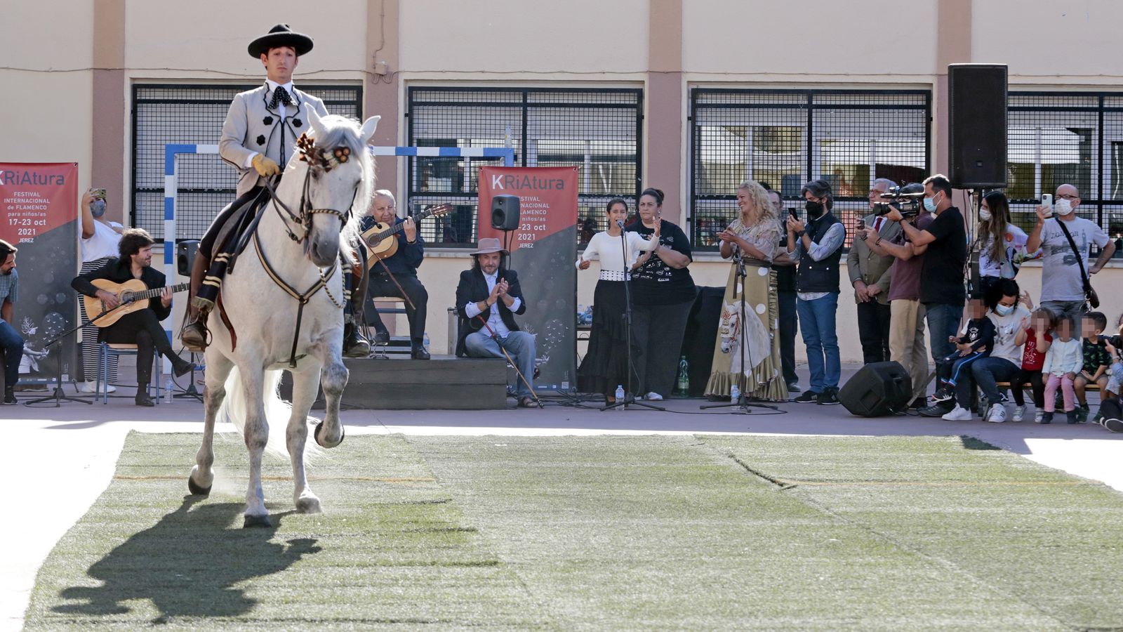 Imágenes del expectáculo de la Real Escuela y Paco Cepero en el colegio Luis Vives