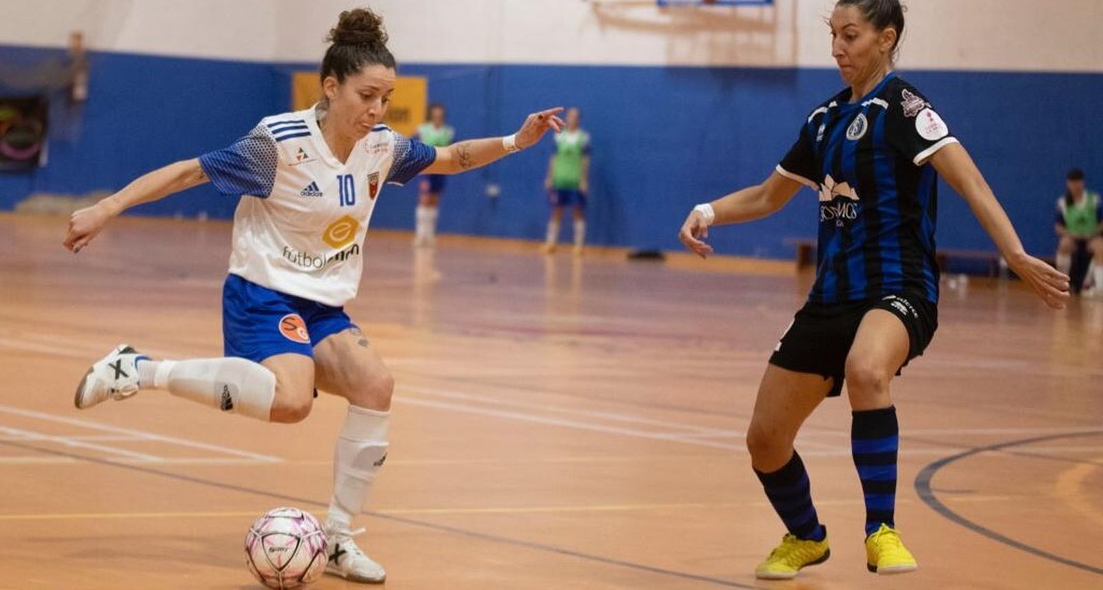 Pegue intenta superar a un rival en un partido con el AD Sala 10.