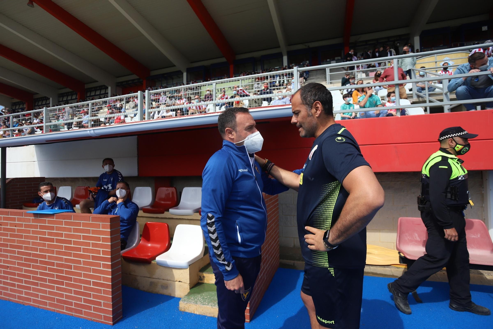 Salva Ballesta habla con Salmerón en el último Algeciras-UCAM.