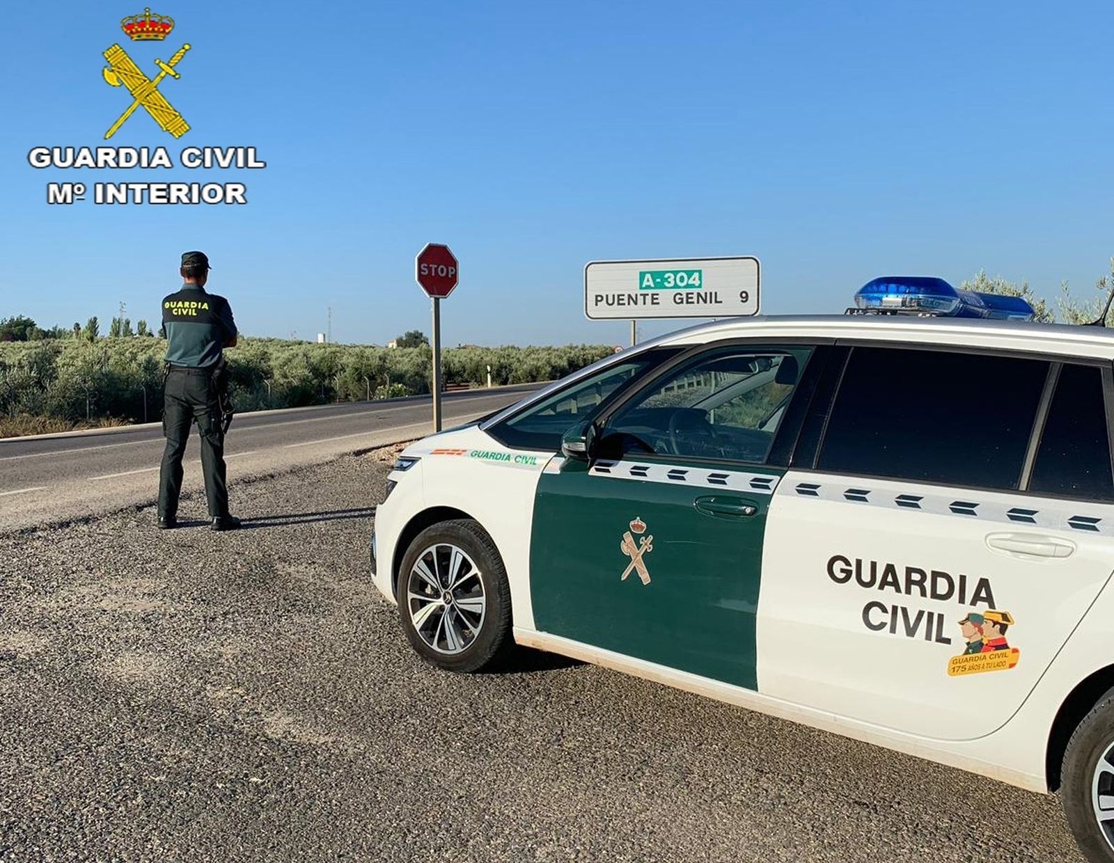 Un agente de la Guardia Civil en Puente Genil.