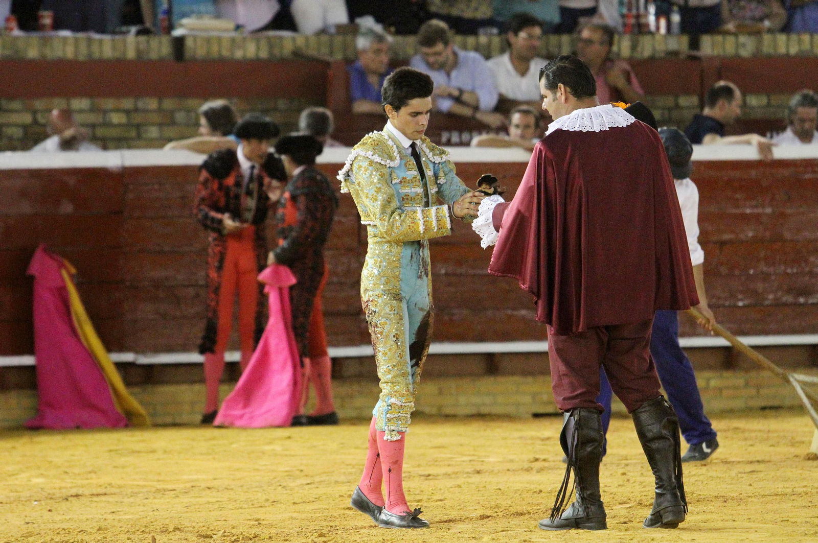 Juan Silva "Juanito" sale a hombros en la Plaza de toros La Merced, en imágenes