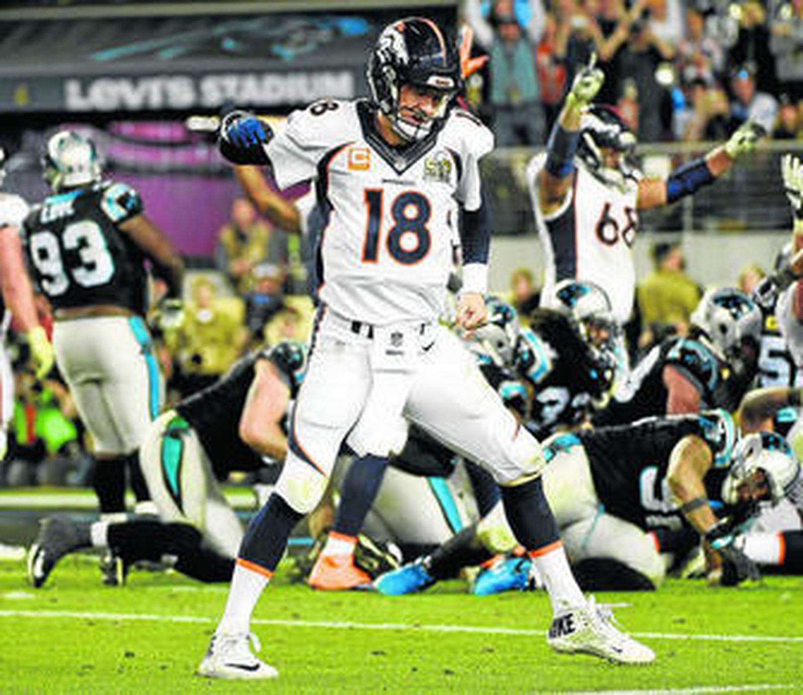 Peyton Manning, con el puño cerrado, celebra el segundo touchdown de los Broncos que sentenciaba la final.
