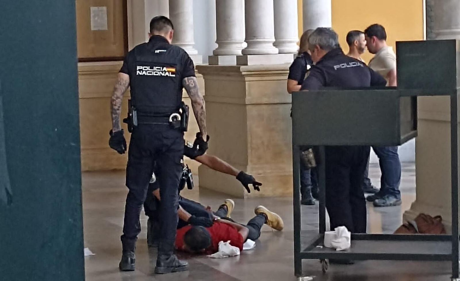 Un momento de la detención policial del individuo en la Basílica de la Macarena.