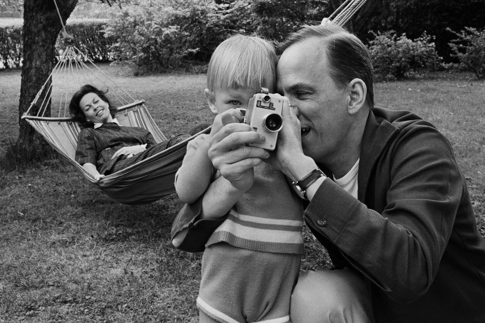 Una imagen familiar de Bergman con su hijo Daniel y su esposa Ingrid.