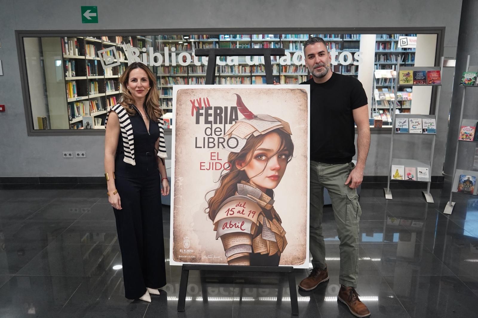 La concejala Elena Gómez junto al ilustrador almeriense Antonio Lorente presentando la Feria del Libro.