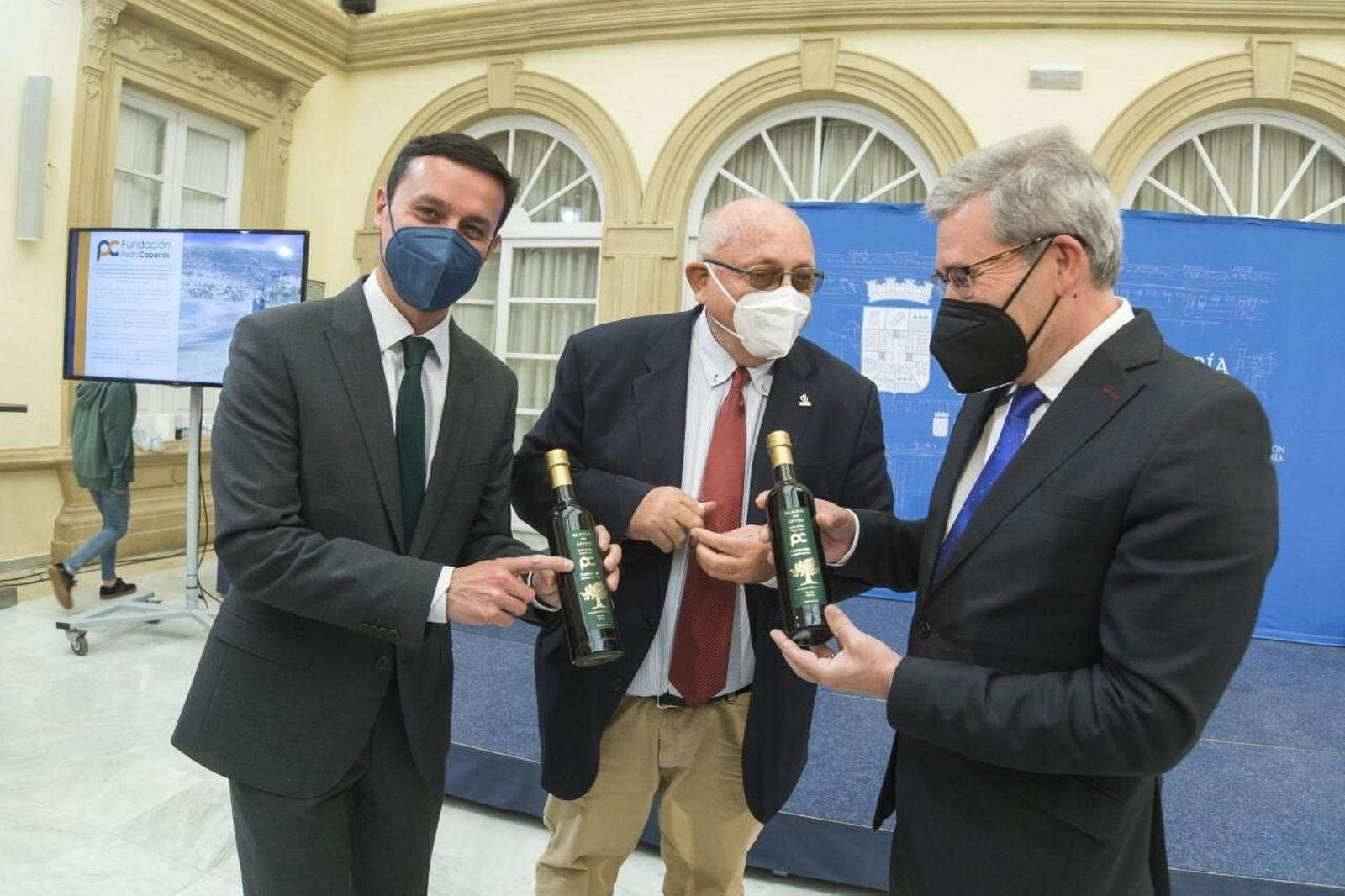 El presidente de Diputación, Javier A. García, el alcalde de Carboneros, Domingo Bonillo y Pedro Caparrós