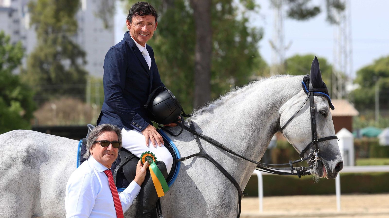 El segundo clasificado Jesus Torres recibe el premio de manos de Juan Manuel del Pino, del IMD.