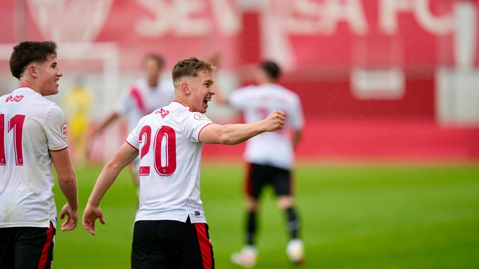 Isra celebra el gol del triunfo junto a Oso.