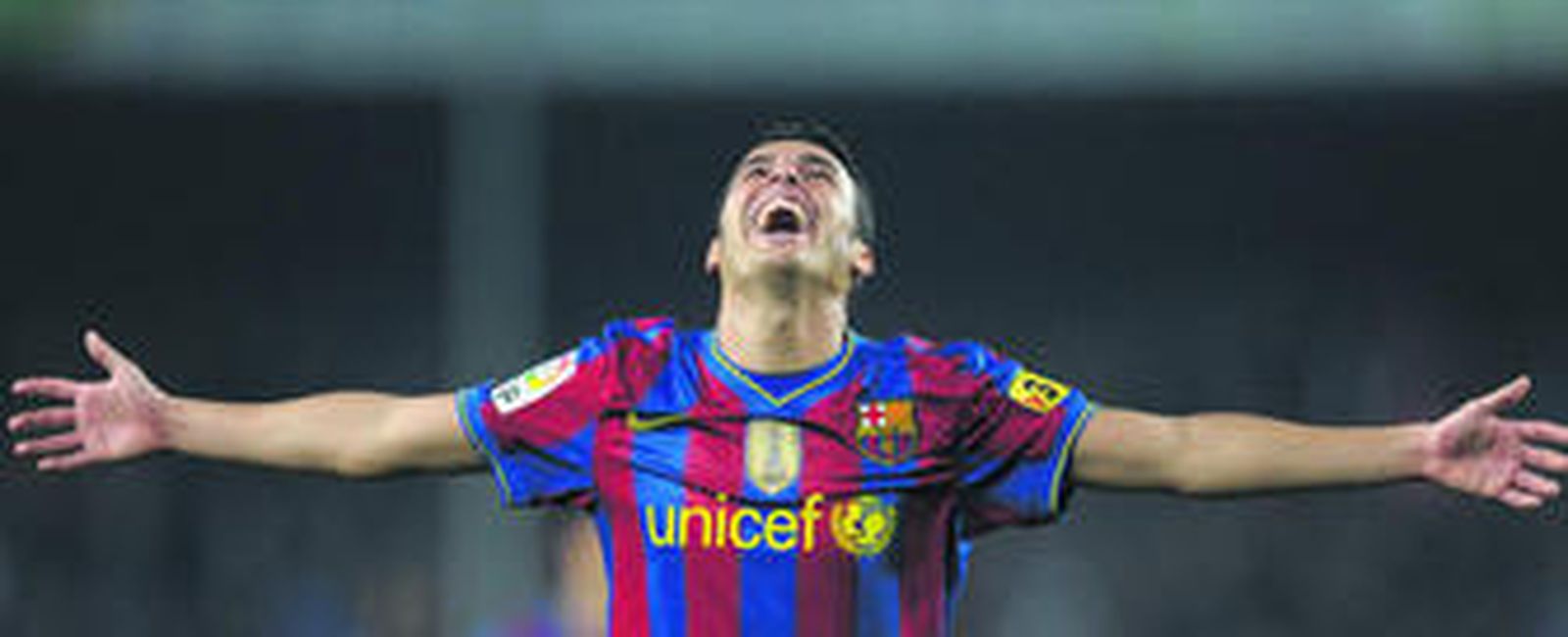 El barcelonista Pedro celebra su espectacular gol, desde unos 40 metros, al Deportivo el pasado miércoles.
