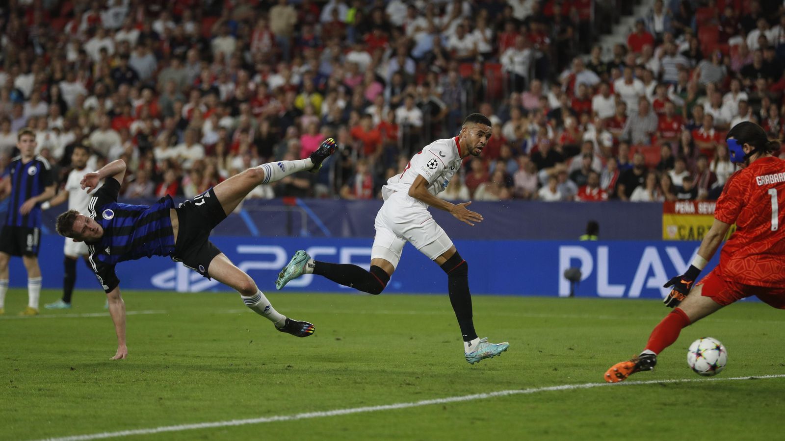 En-Nesyri observa el balón en dirección a la portería en el 1-0.