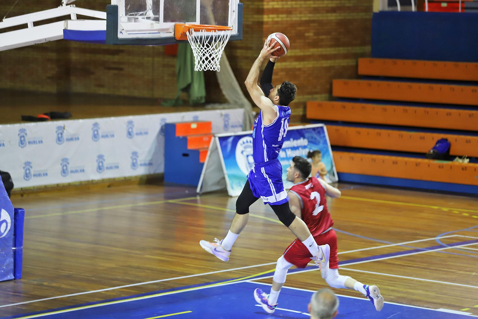Imágenes del partido de baloncesto entre el Ciudad de Huelva y el Colegio El Pinar.