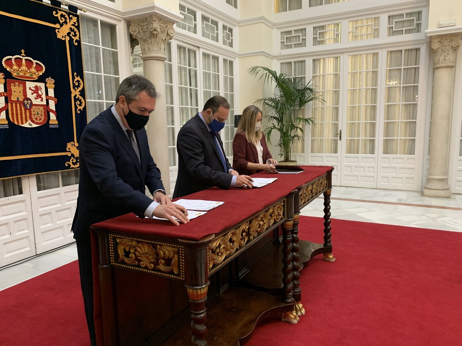Juan Espadas, José Luis Ábalos y Marifrán Carazo durante la firma del acuerdo.