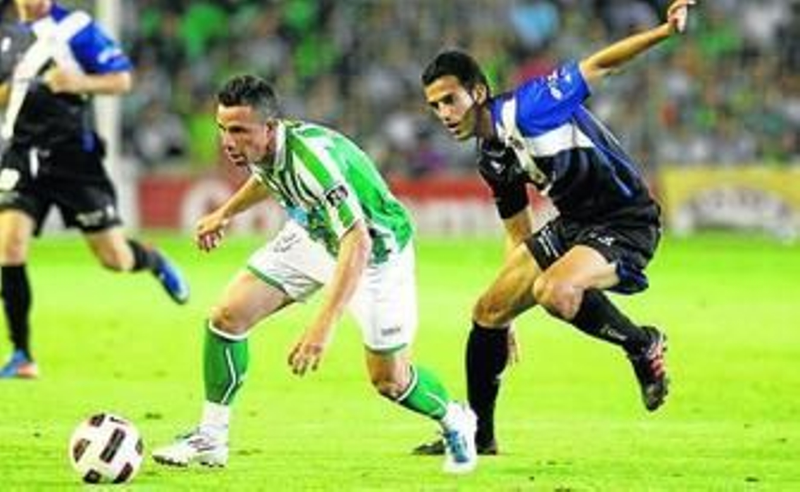 Rubén Castro trata de controlar la pelota.