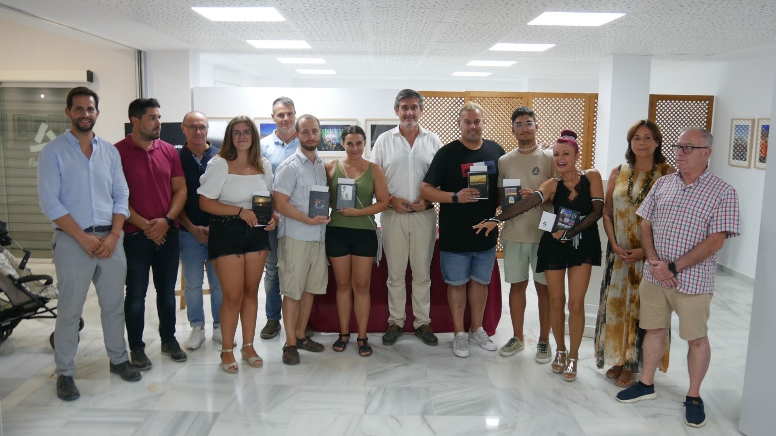 El alcalde con los fotógrafos premiados y miembros del equipo de Gobierno.