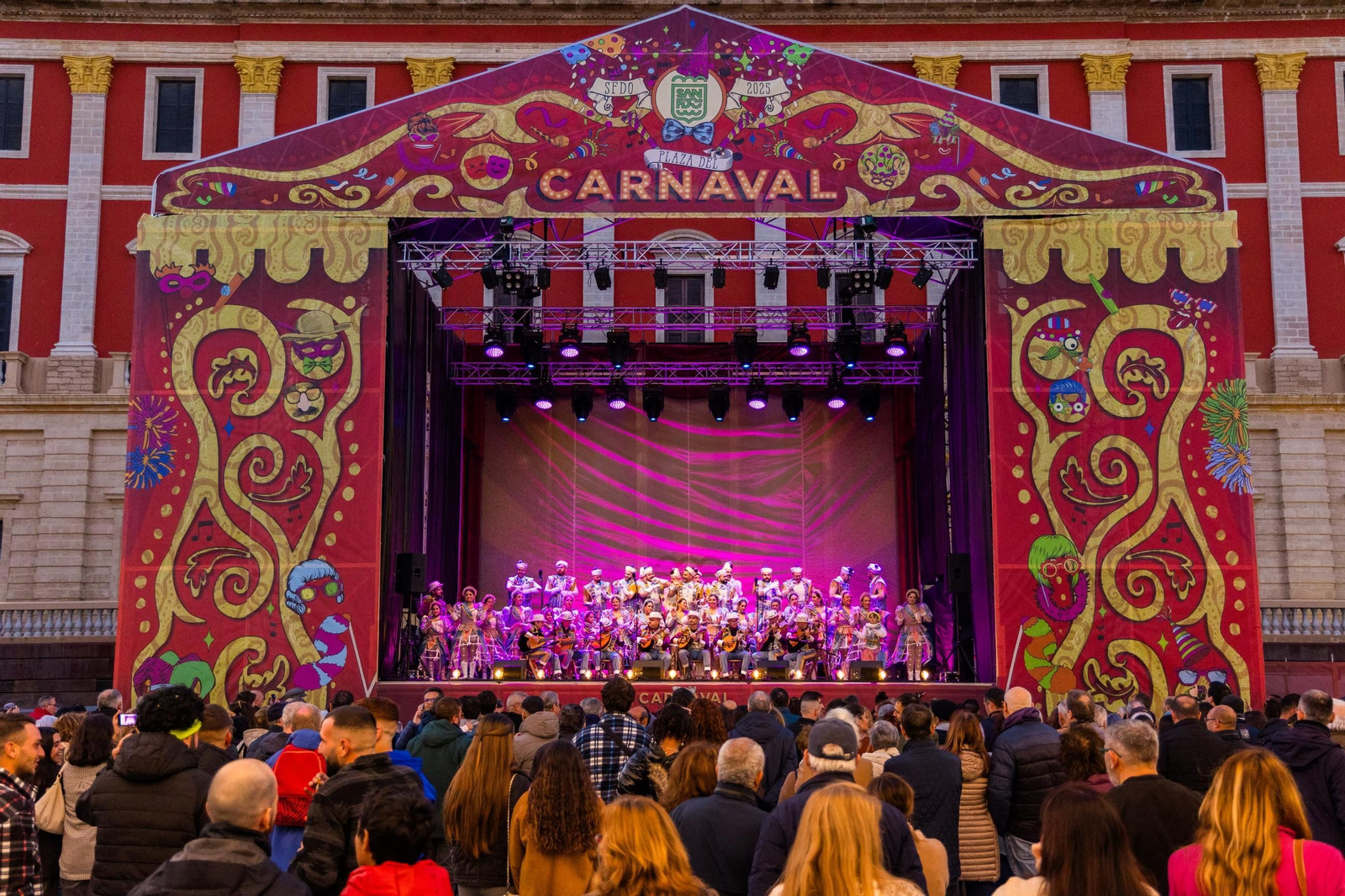 El Carnaval, de vuelta a la plaza del Rey de San Fernando: la chirigota del Yuyu abre el fin de semana