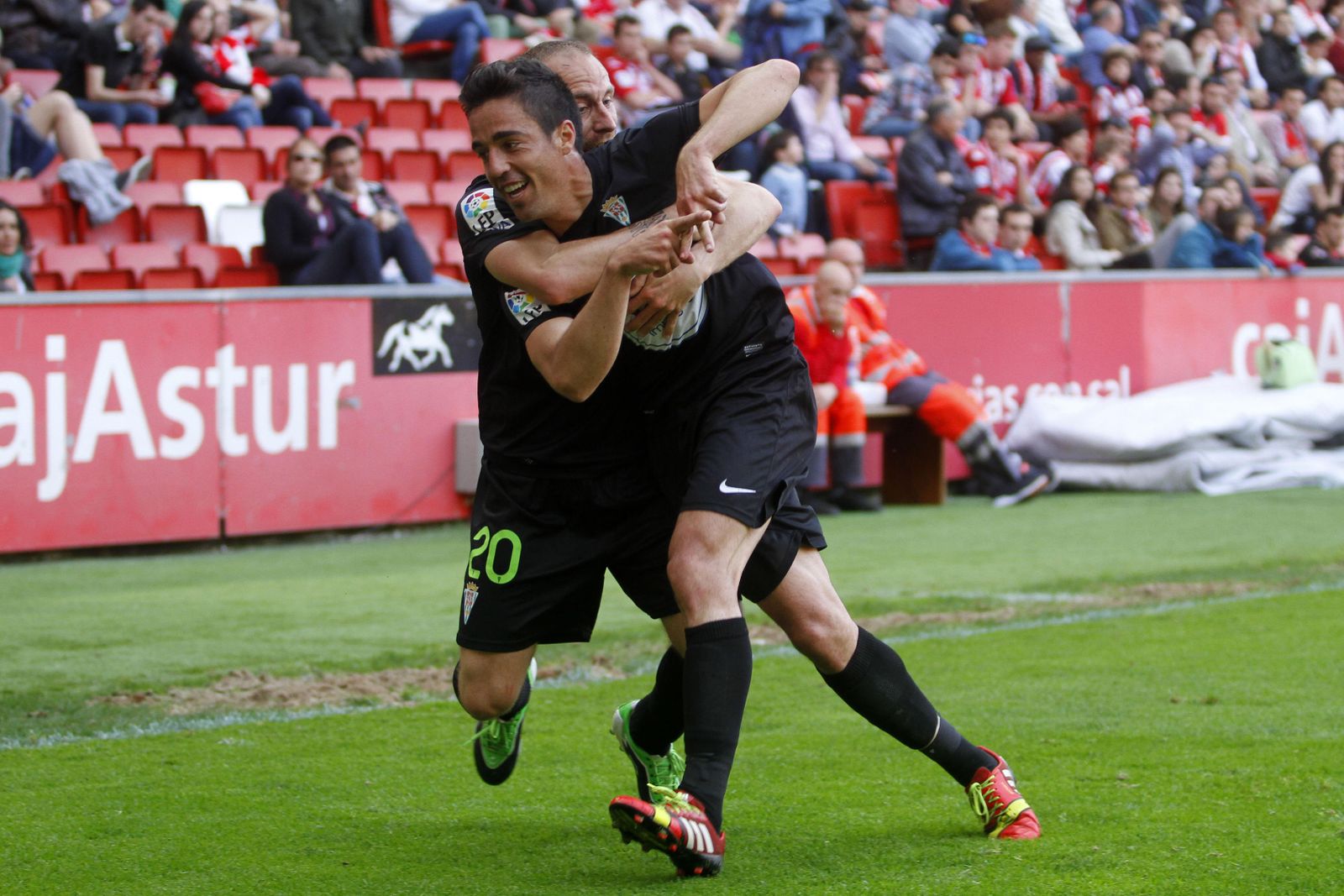 Juanlu y Pedro celebran un gol en el único triunfo del CCF en Gijón.