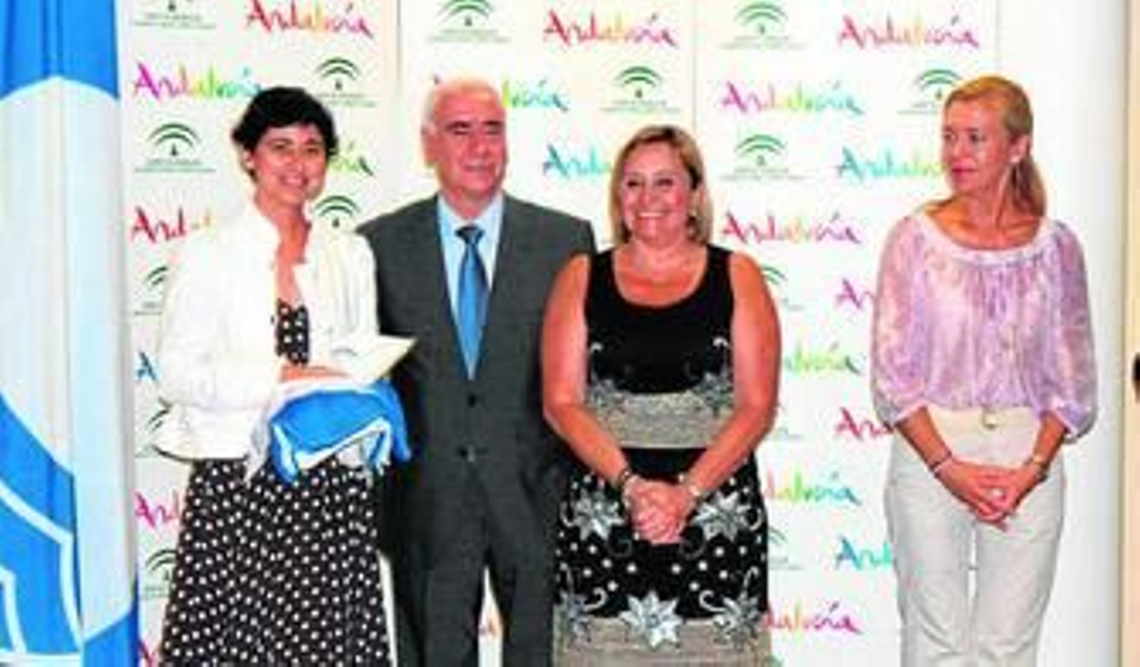 La concejala Úrsula Ruiz, en Isla Cristina, al recoger la bandera azul.