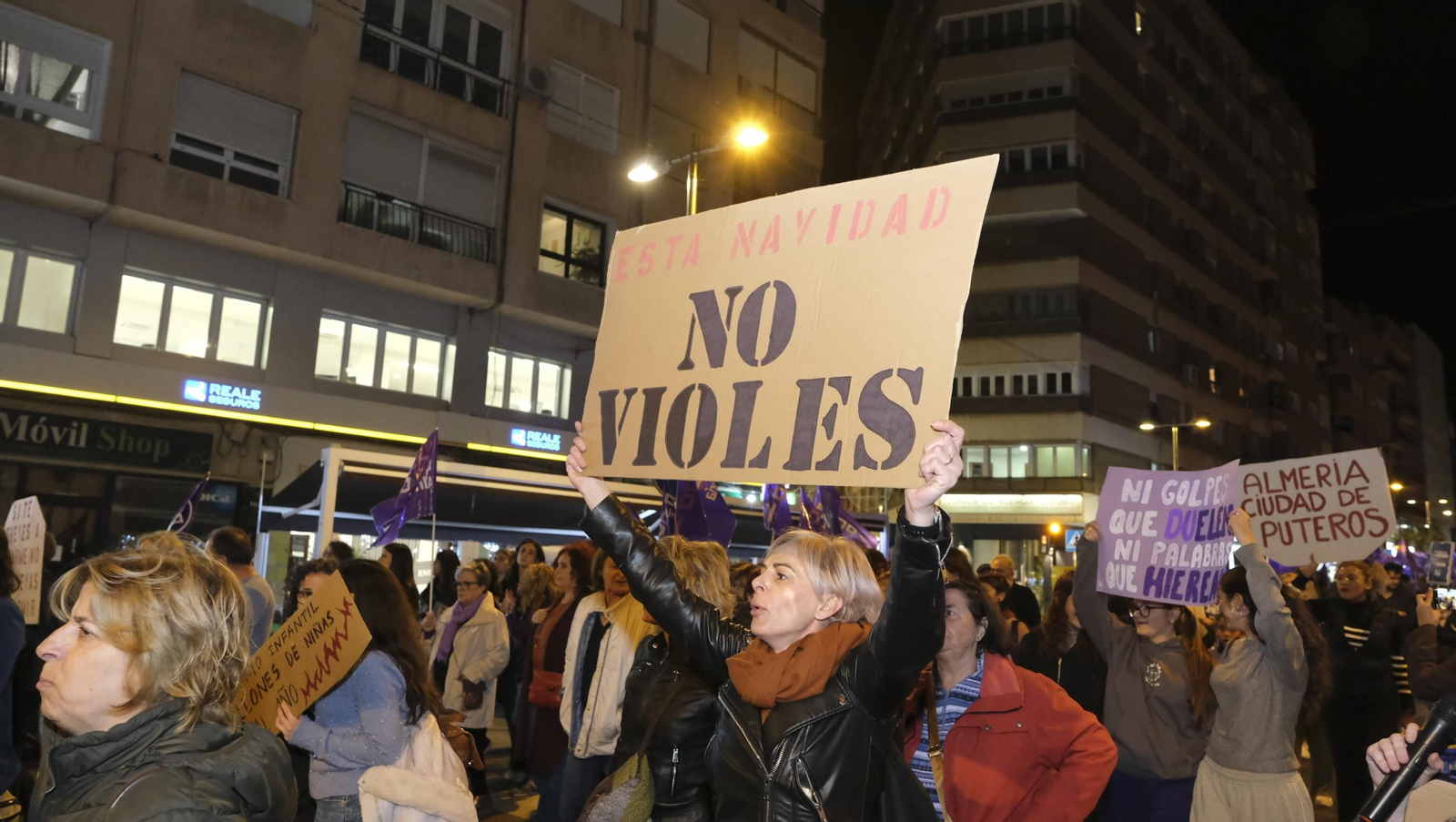 Fotografías de la manifestación del 25-N por la violencia de género, en Almería