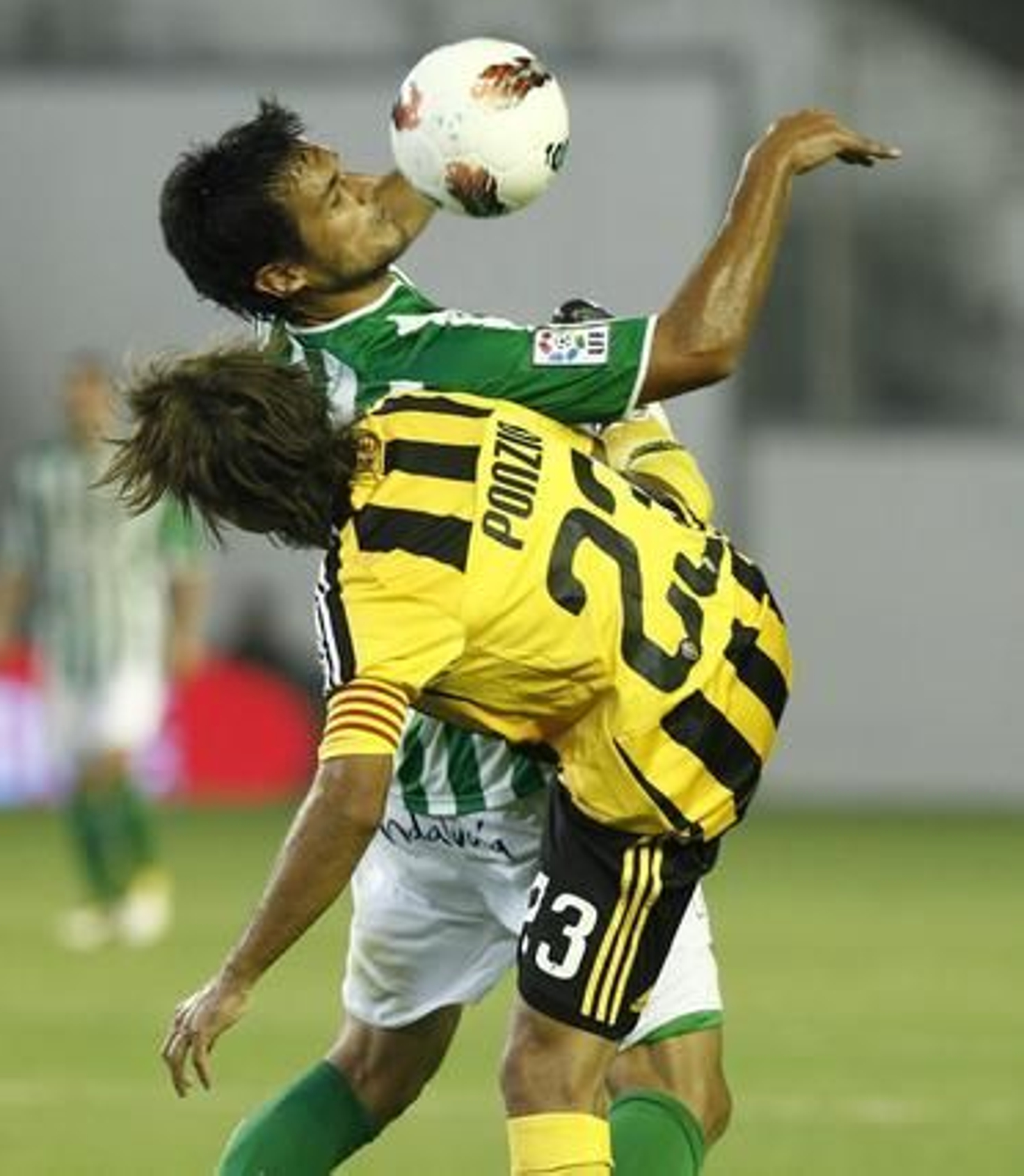 Santa Cruz controla con el pecho ante Ponzio. / Antonio Pizarro