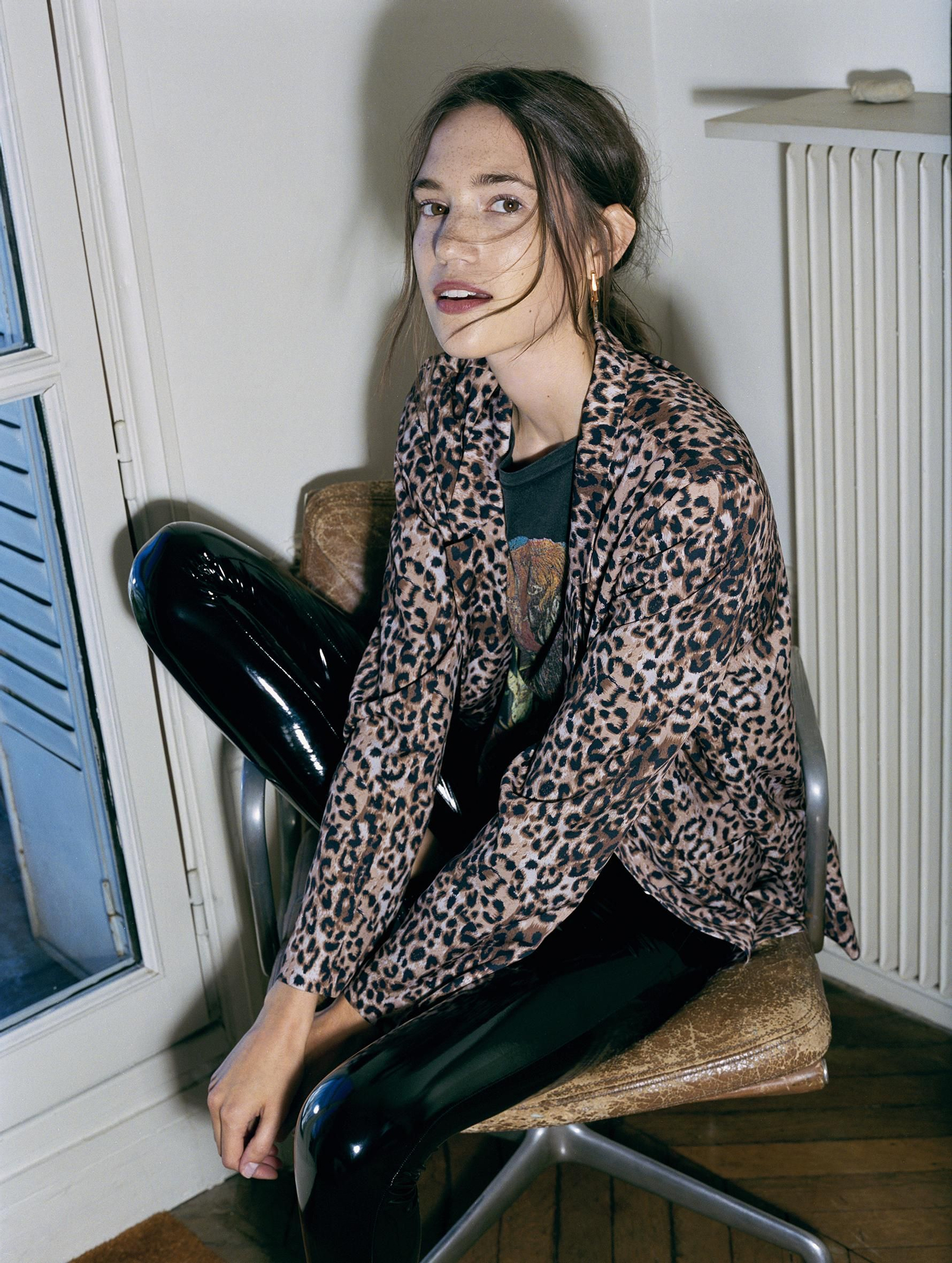 Blazer de leopardo 25.99€, legging básico de vinilo 12.99€, pendientes vintage dorados 5.99€