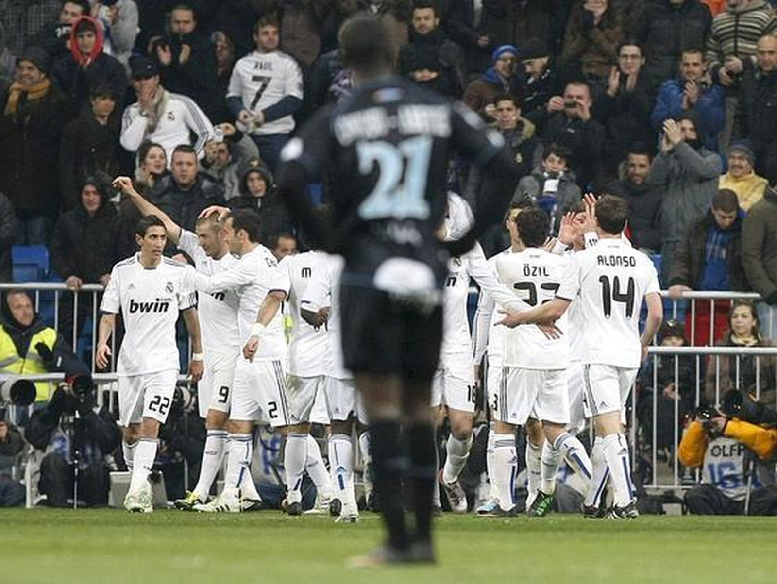 El Málaga sale goleado ante el Madrid en la vuelta de Pellegrini al Bernabéu. / EFE