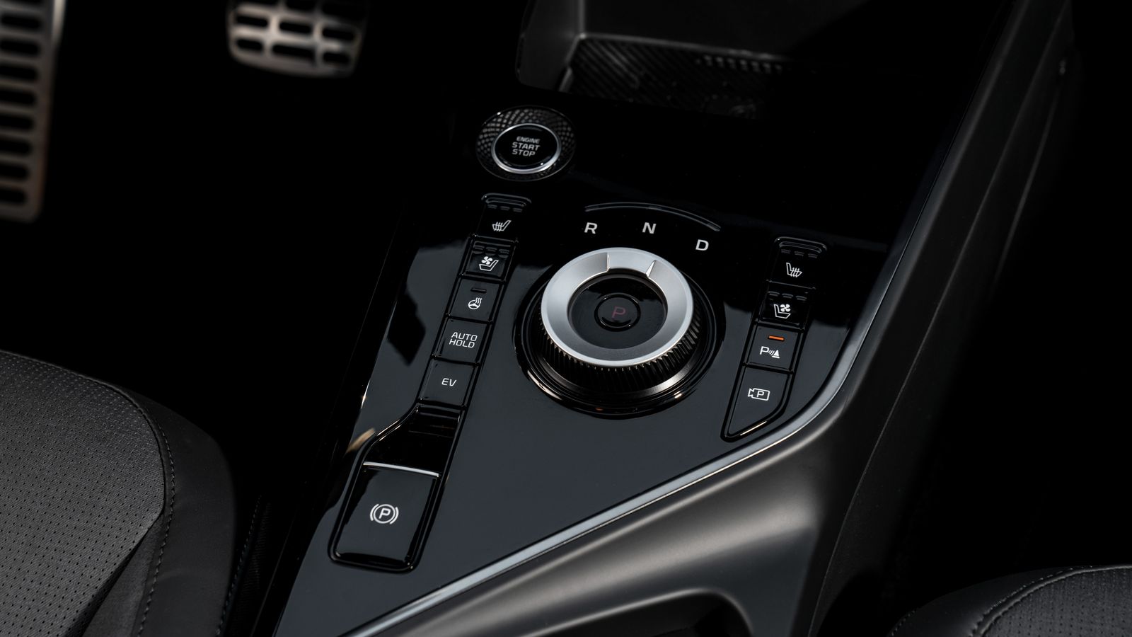 Esta tecla EV de la consola central permite activar el modo eléctrico en el PHEV para hacer que el térmico permanezca inactivo en tanto que la aceleración o la velocidad lo permita. También interviene antes si se utiliza el modo sport.