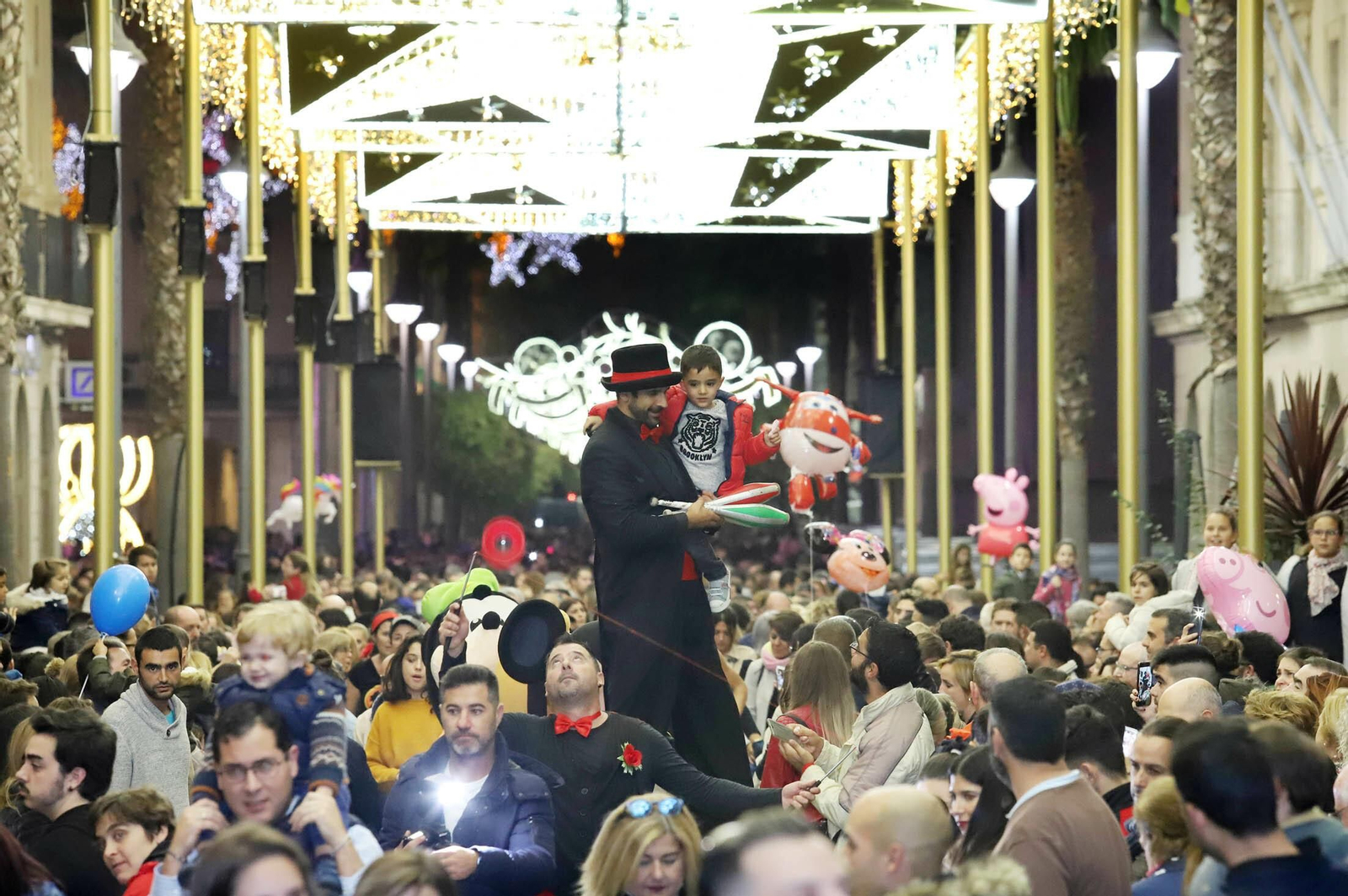Inauguración del túnel de luz en la Gran Vía de la capital onubense.