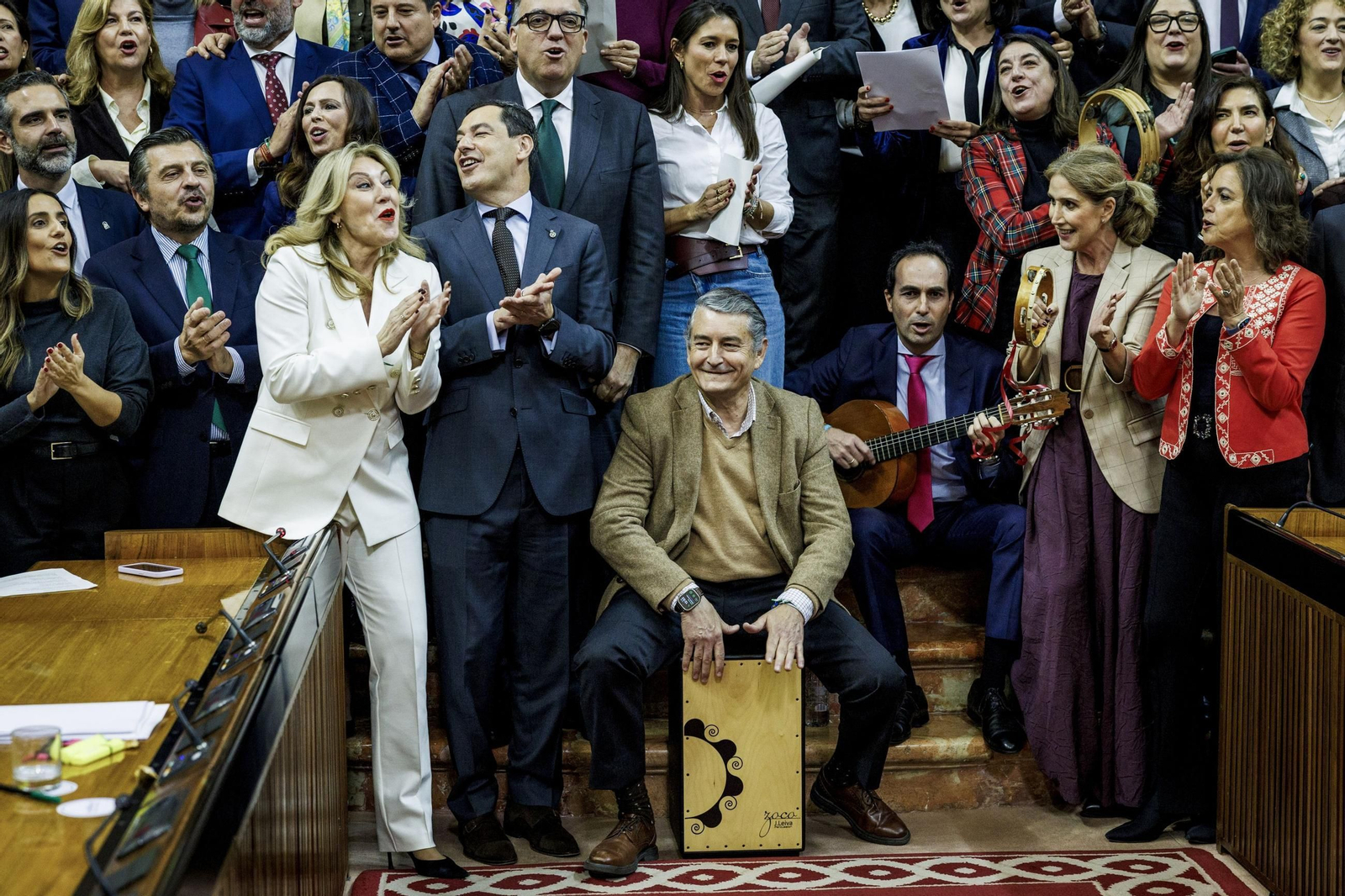 Los miembros del Gobierno, diputados del PP, algunos de Vox y el personal del Parlamento, cantando villancicos al final de la sesión.