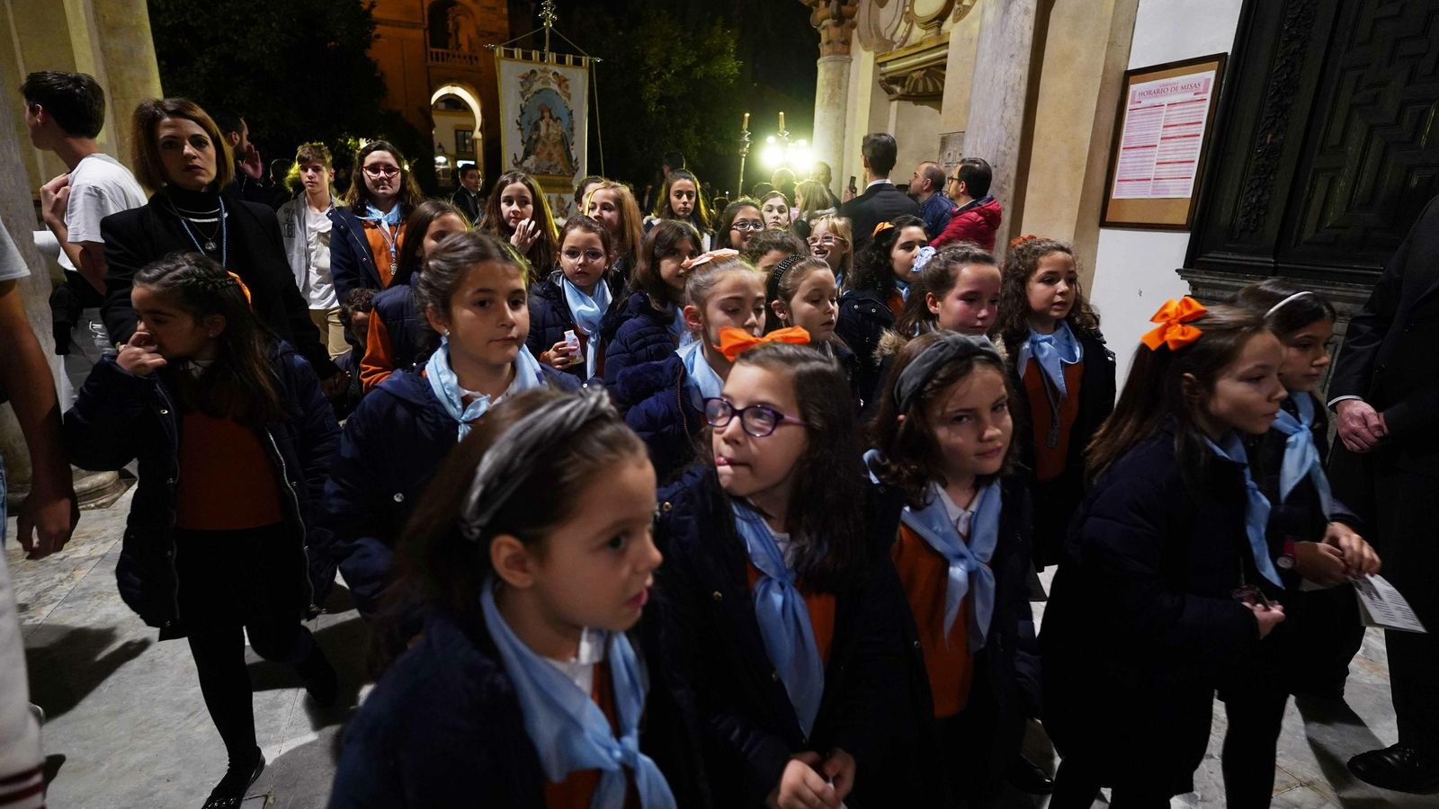 Alumnos del colegio, en el cortejo de la procesión.