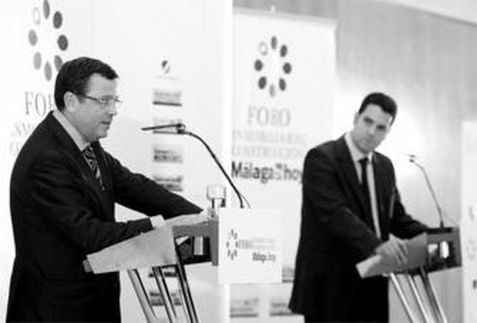 Luis Fernando Linares responde a las preguntas del público formuladas por Javier Gómez, subdirector de 'Málaga hoy'.