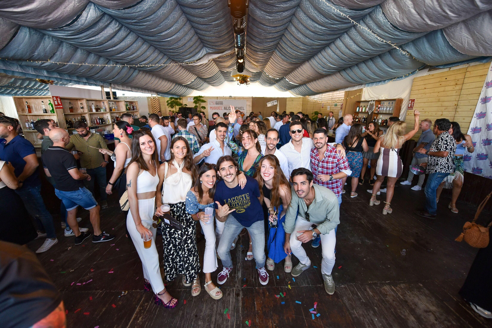 Un grupo de jóvenes disfruta en la Feria de Los Barrios de este año.