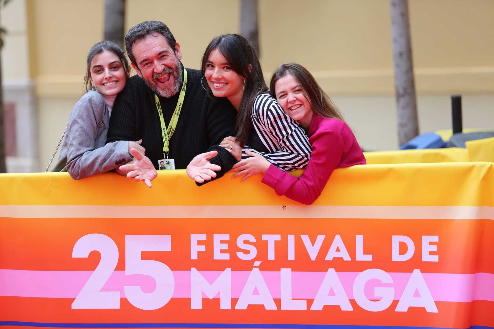El cineasta Enrique García con Loren Mairena, Lucía de Suárez y Gaia Doblas, tres de los cinco protagonistas.