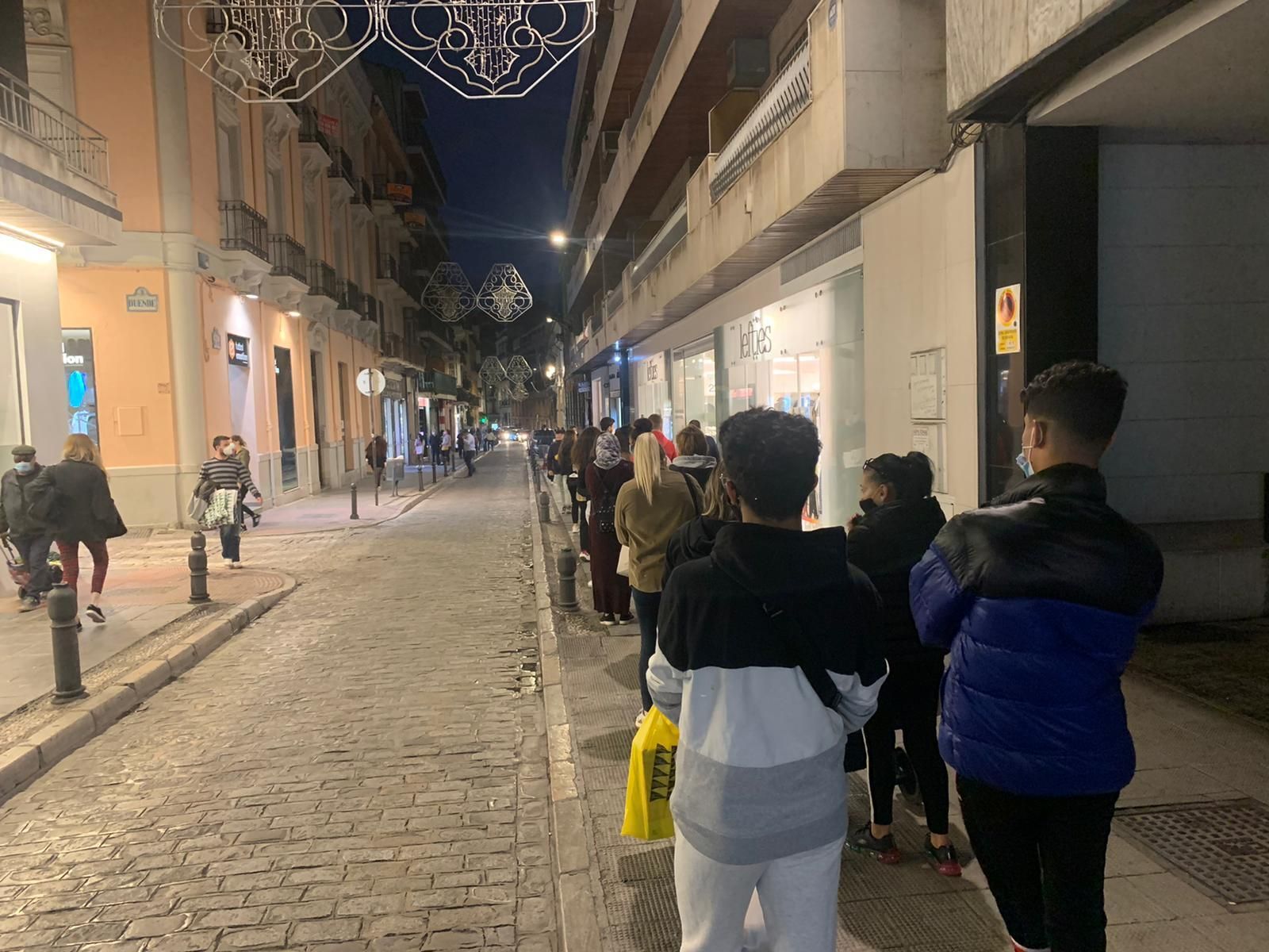 Colas en las tiendas de  Granada antes del cierre del comercio el martes
