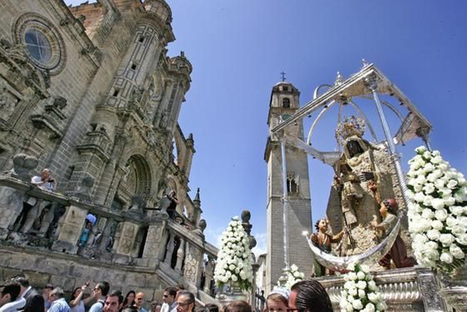 La imagen de Nuestra Señora de la Merced ha procesionado de regreso a su basílica tras una misa pontifical oficiada en el primer templo diocesano y presidida por el prelado José Mazuelos. 

Foto: Pascual