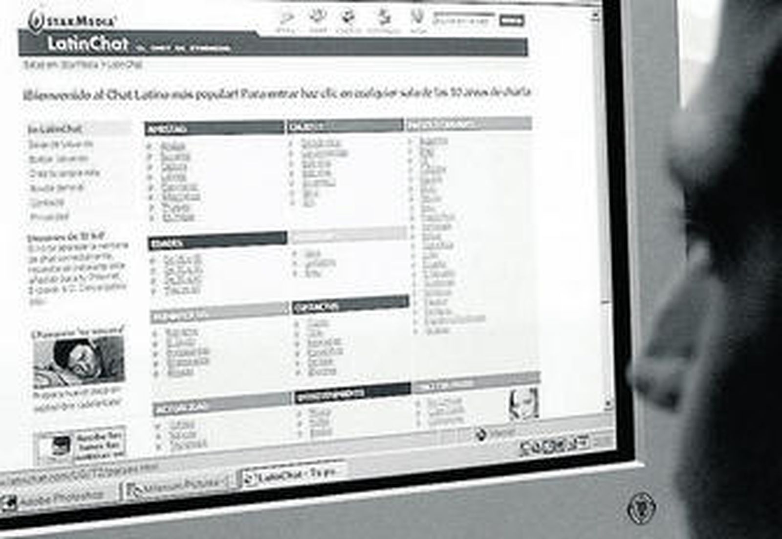 Un joven accede a una página web para chatear.