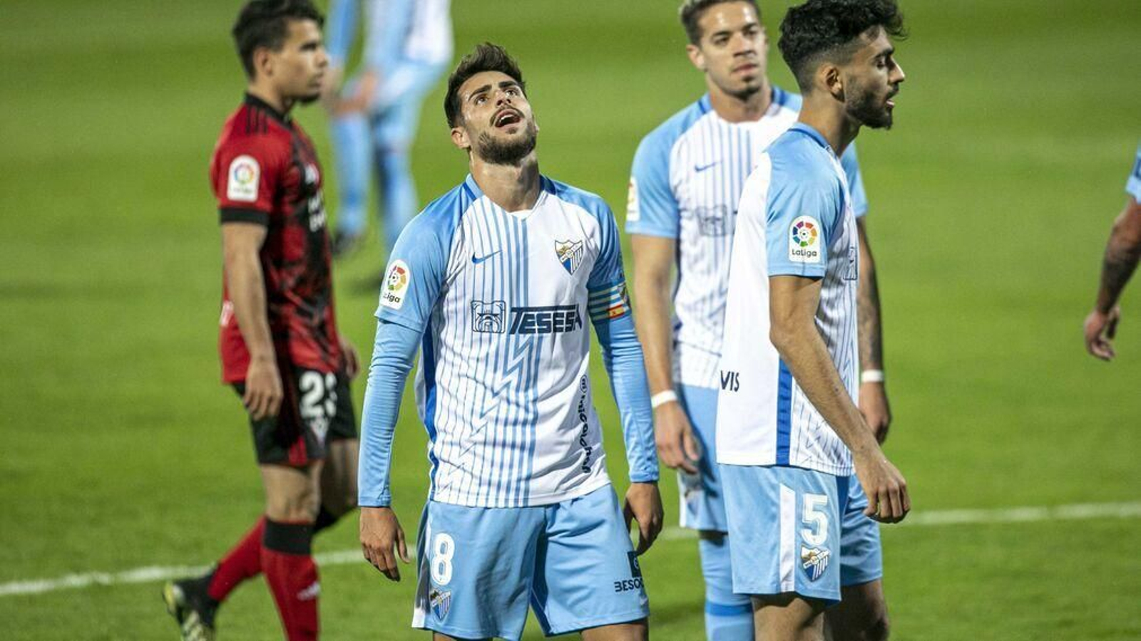 Luis Muñoz se lamenta durante el partido contra el Mirandés.