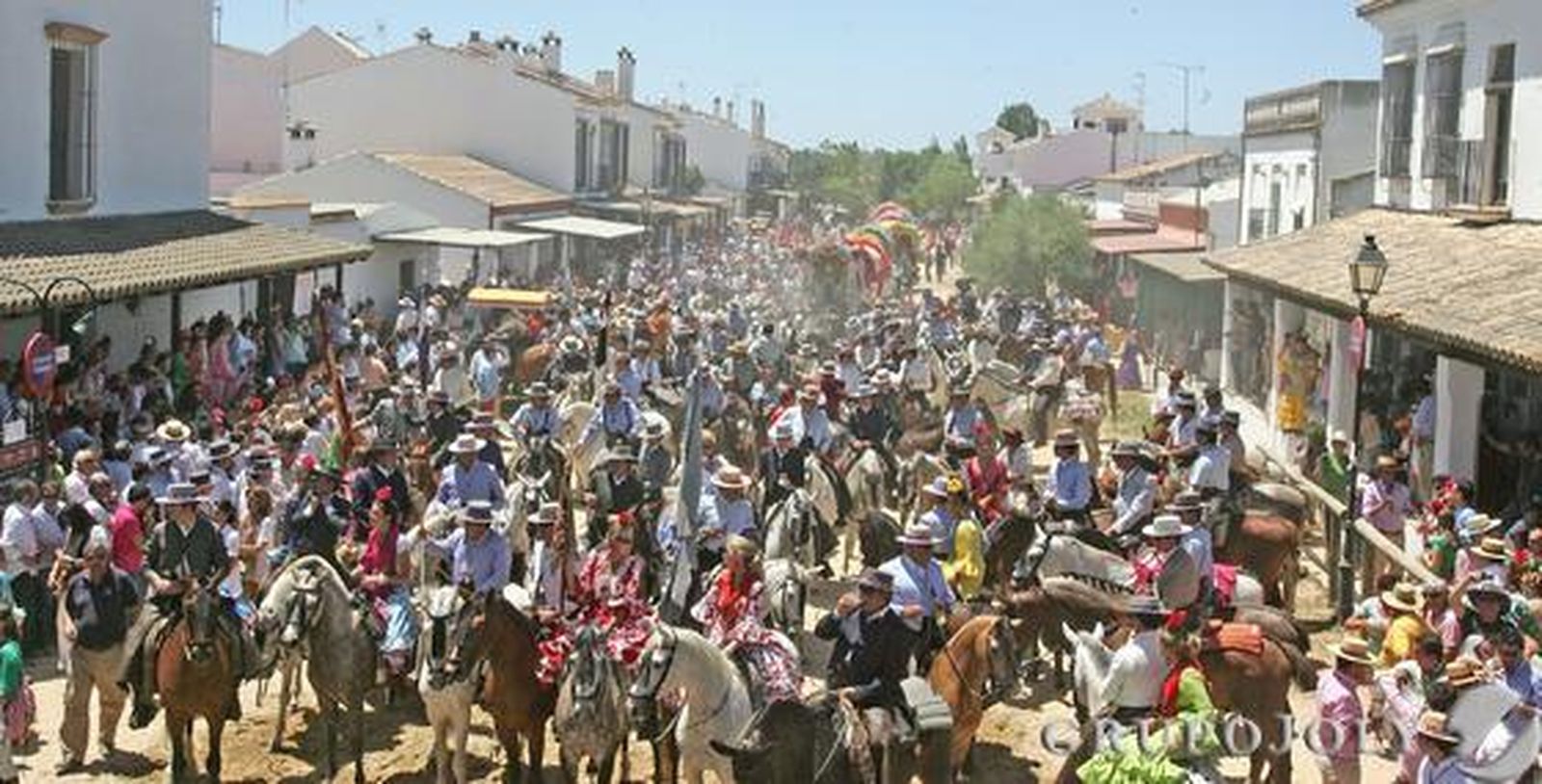 La caravana rociera jerezana adentrándose en las calles de la aldea

Foto: Pascual