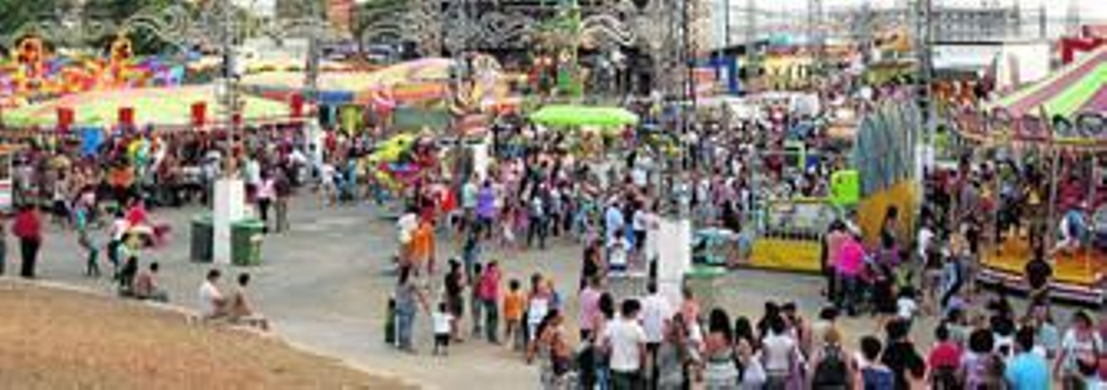 Los precios populares atrajeron a bastante público a los columpios.