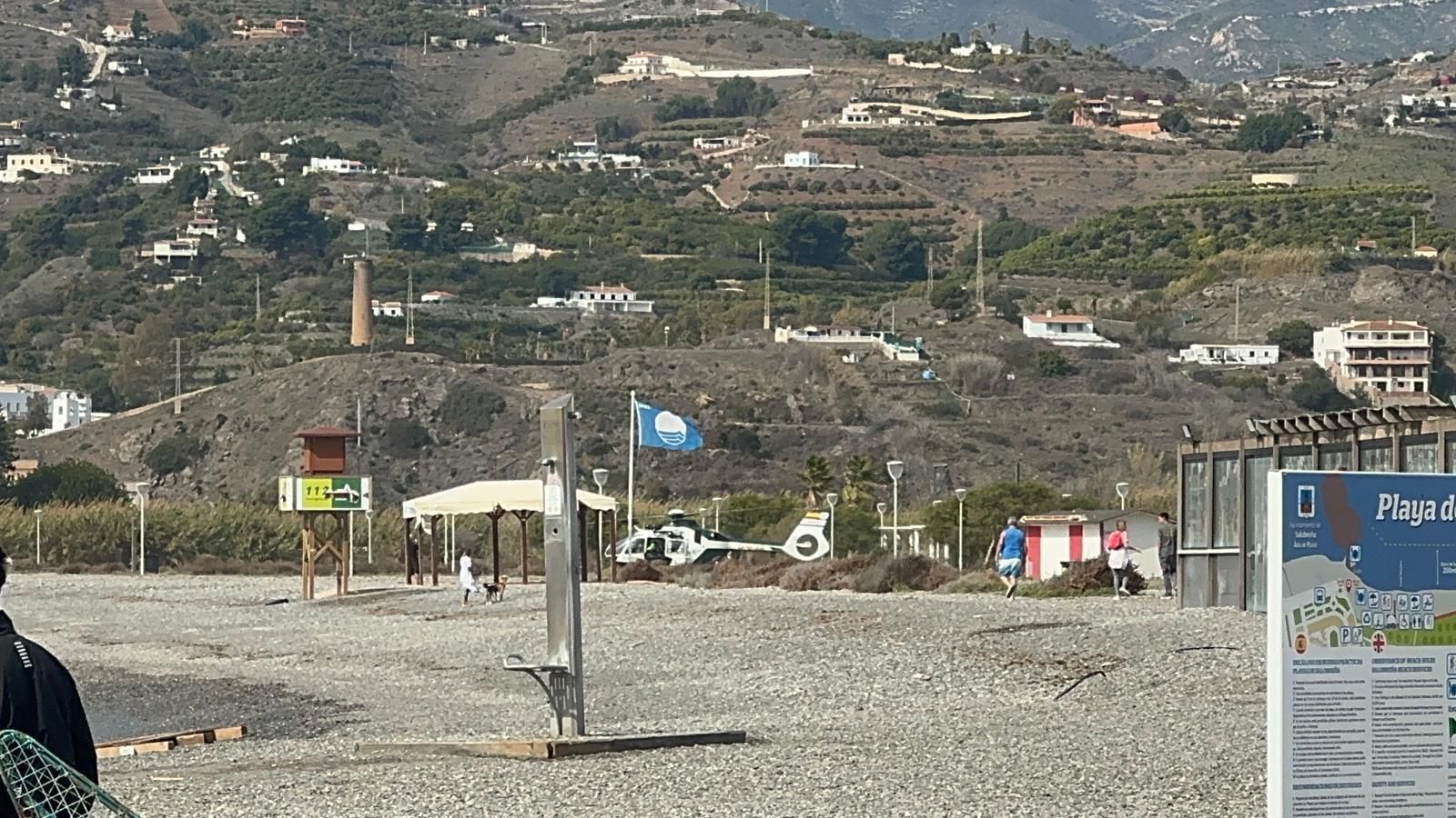 Imagen del helicóptero de rescate de la Guardia Civil en la Playa de Salobreña