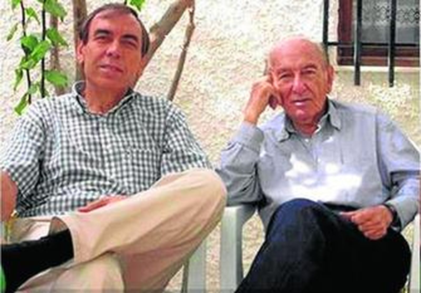 Francisco Capel del Águila junto a Manuel del Águila en una foto cuando el escritor tenia cerca de 90 años.