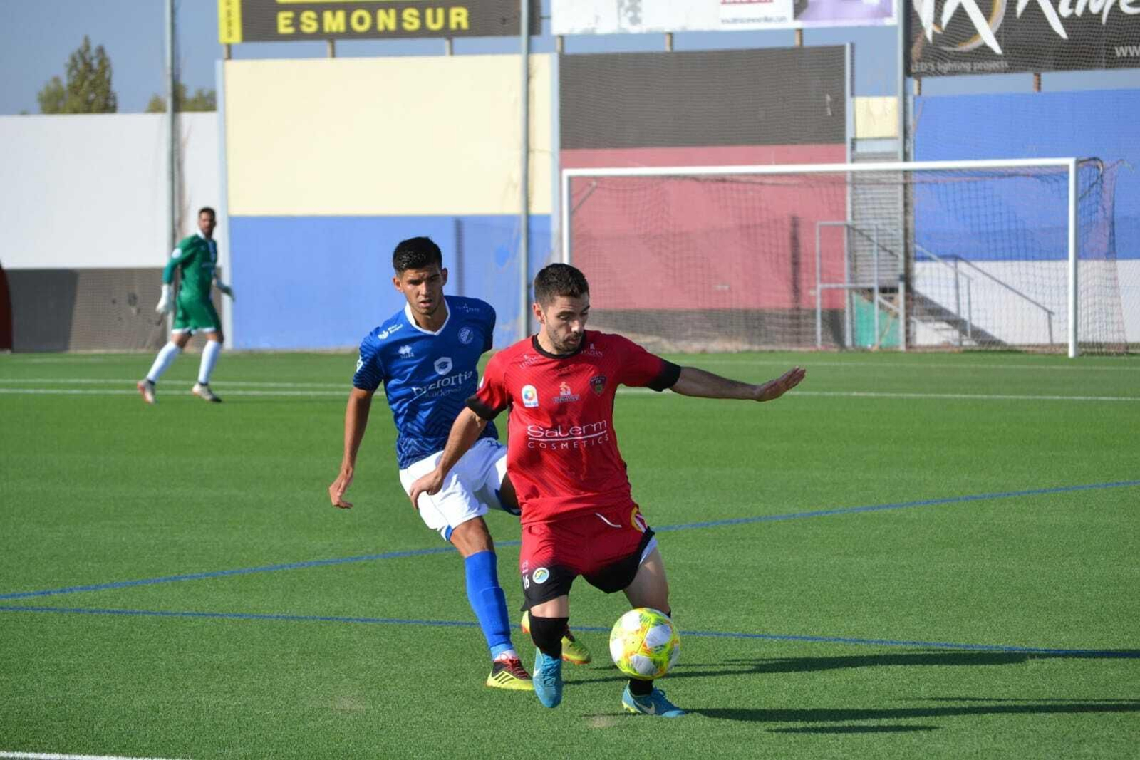 Un jugador del Salerm Puente Genil protege el balón ante la presión de un rival.