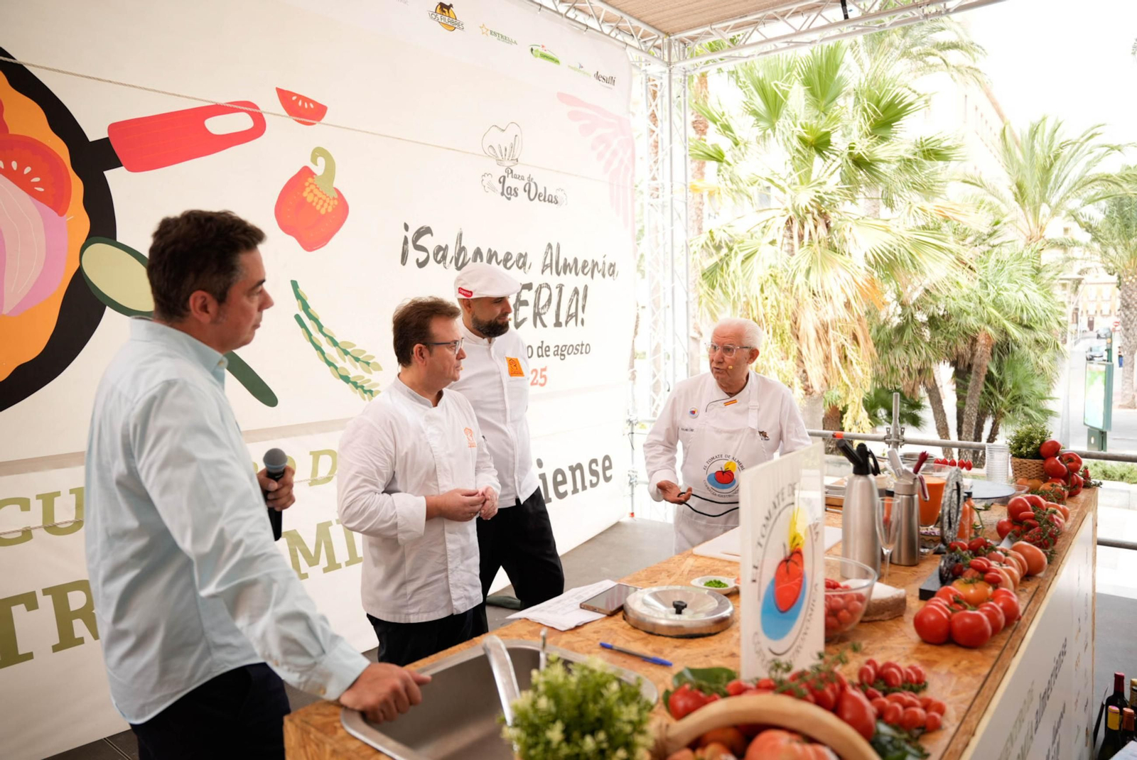 La Cofradía del Tomate y la semifinal del concurso gastronómico de la Feria de Almería, en imágenes