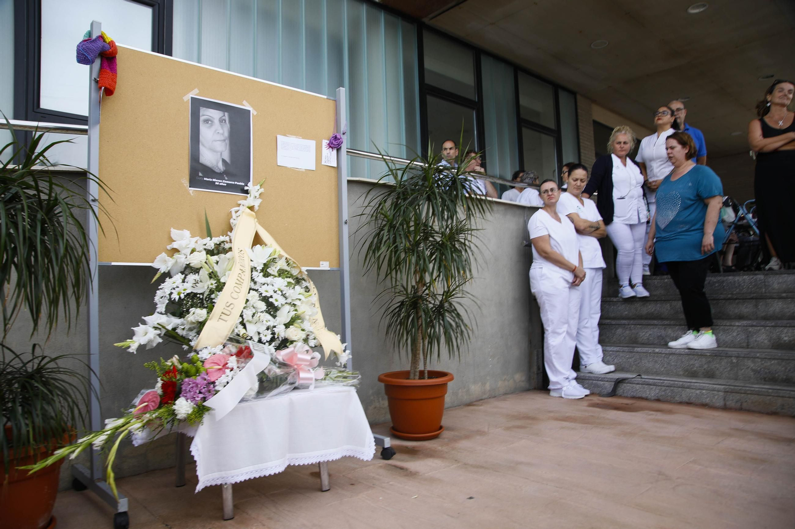 Las imágenes de la concentracion por el asesinato de Maria Nieves GP en la residencia del Zapillo en Almería