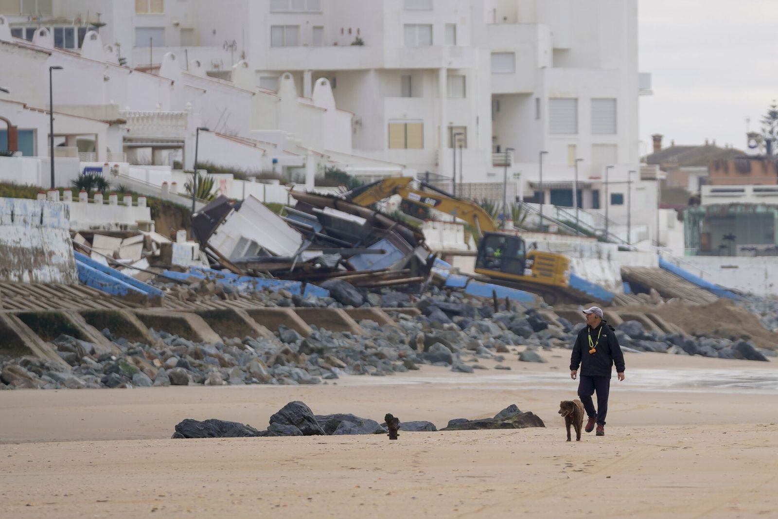 Las máquinas actúan en la zona de los destrozos.