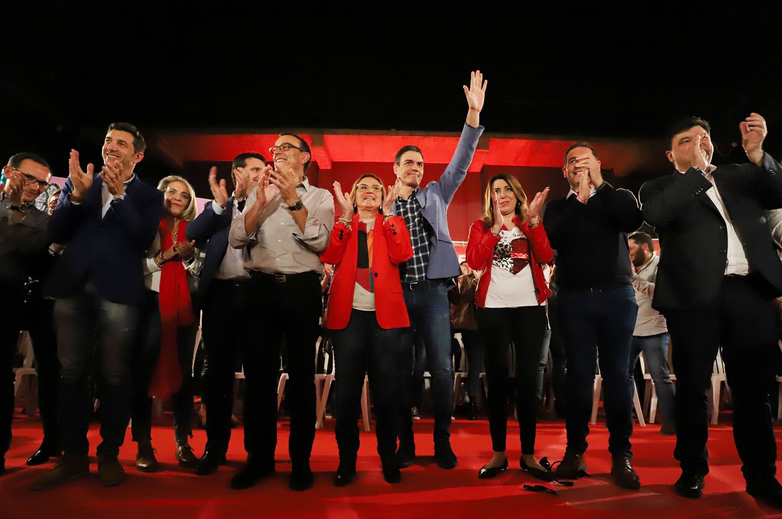 Pedro Sánchez, acompañado por Ignacio Caraballo, María Luisa Faneca, Susana Díaz y José Luis Ramos, entre otros, sobre el escenario.