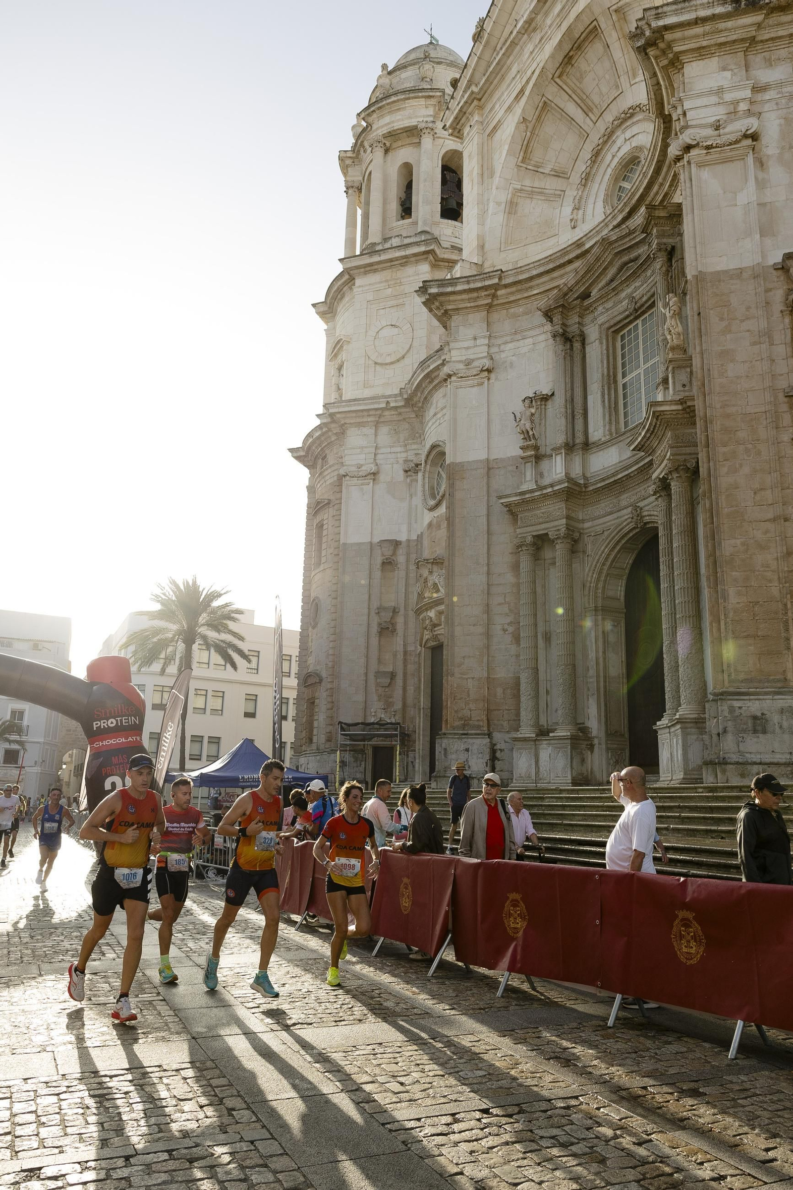 Búscate en las imágenes de la I media maratón Ciudad de Cádiz